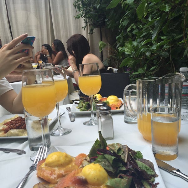 Снимок сделан в Revel Restaurant and Garden пользователем Sunmin L. 7/5/2015