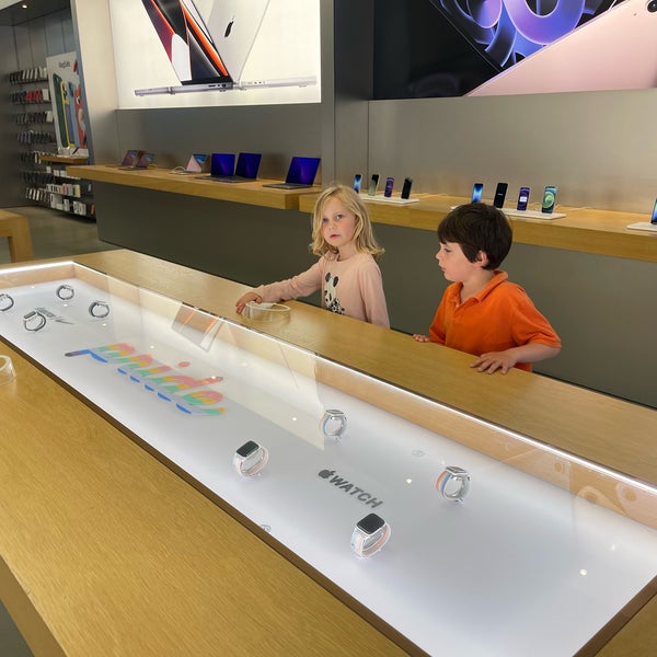 Apple Electronics Store in Washington
