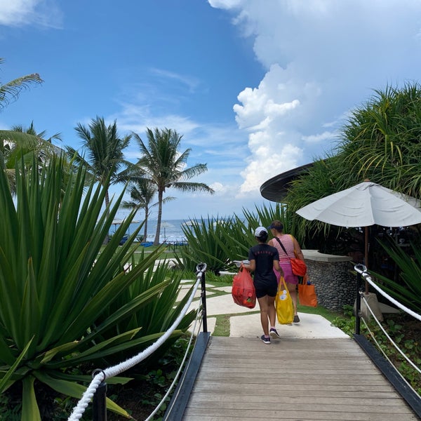 Foto scattata a Komune Resort and Beach Club da Dion H. il 4/13/2019