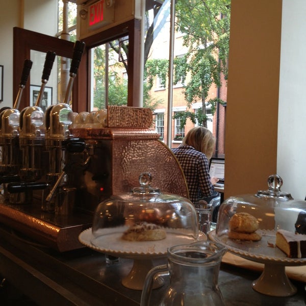 10/8/2013 tarihinde Isabel C.ziyaretçi tarafından Cafe Minerva'de çekilen fotoğraf