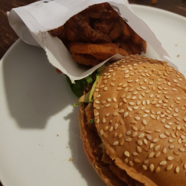 Since some time they changed the form of the burger to a flat MC Donald's like size. The fries portions also shrinked. Not worth the money anymore. Disappointing