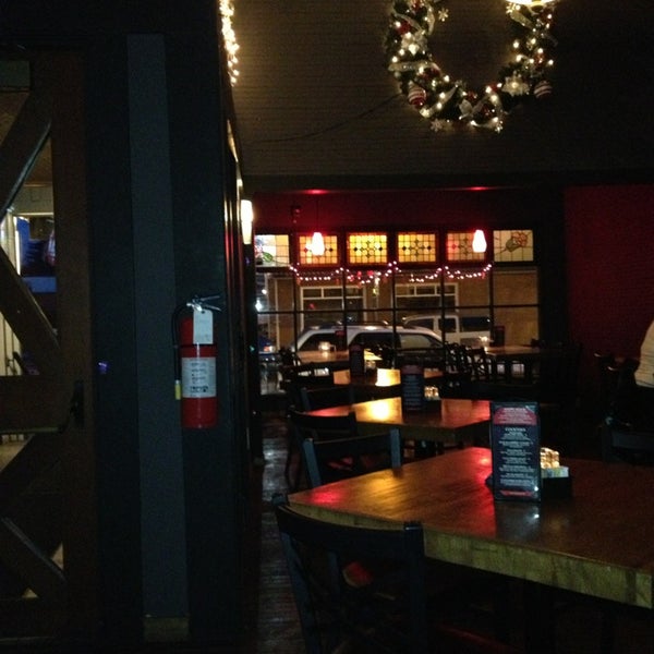 รูปภาพถ่ายที่ Redmond&#39;s Bar and Grill โดย David R. เมื่อ 1/5/2013