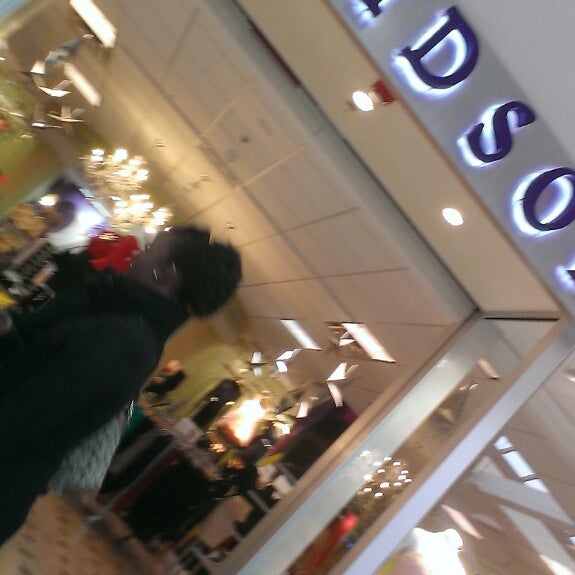 12/14/2013 tarihinde jay j.ziyaretçi tarafından St. Clair Square Mall'de çekilen fotoğraf