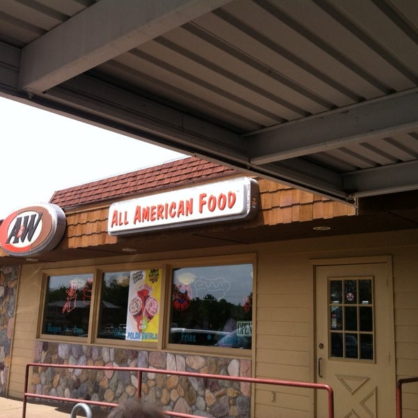 รูปภาพถ่ายที่ A&amp;W Restaurant โดย Bob L. เมื่อ 6/22/2014