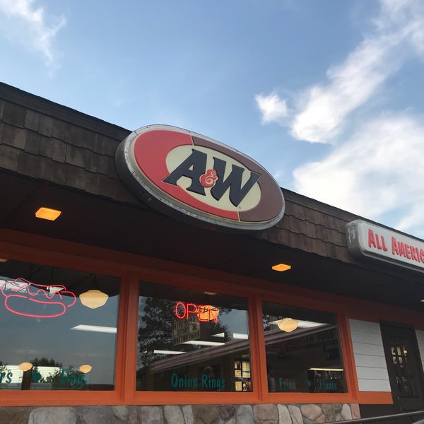 รูปภาพถ่ายที่ A&amp;W Restaurant โดย Bob L. เมื่อ 6/16/2018