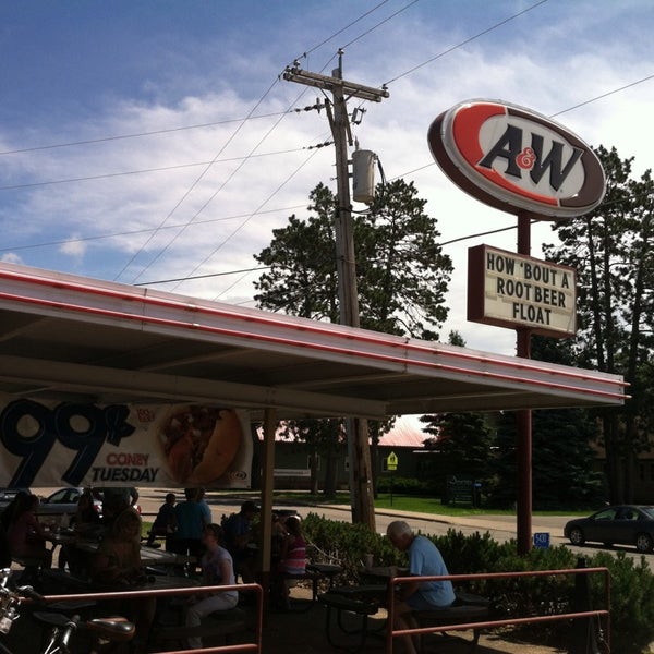 รูปภาพถ่ายที่ A&amp;W Restaurant โดย Bob L. เมื่อ 6/22/2014