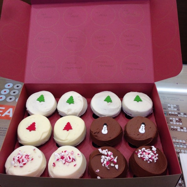 12/10/2013 tarihinde Amy M.ziyaretçi tarafından Sprinkles Cupcakes'de çekilen fotoğraf