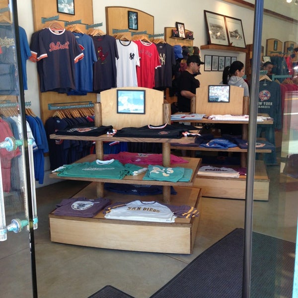 Bleachers Clothing Store in Main Beach
