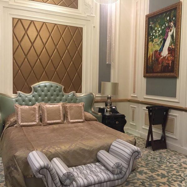Президентские апартаменты завораживают роскошью, однако кровать для такой роскоши чрезвычайно мала