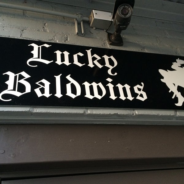 8/29/2015 tarihinde Greg V.ziyaretçi tarafından Lucky Baldwin&#39;s Trappiste Pub &amp; Cafe'de çekilen fotoğraf