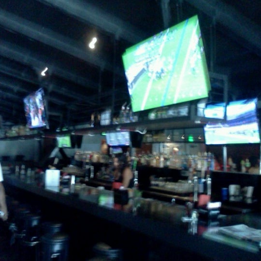 รูปภาพถ่ายที่ Halftime Sports Bar โดย sean b. เมื่อ 9/16/2012