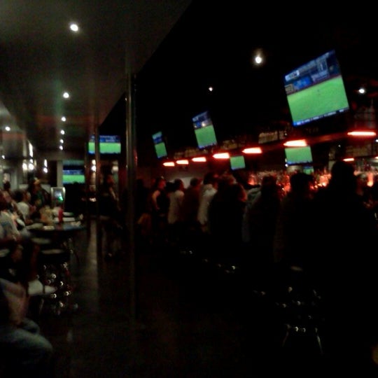 Foto tirada no(a) Halftime Sports Bar por sean b. em 10/11/2012