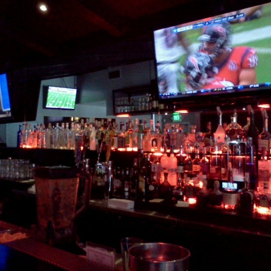 Foto tirada no(a) Halftime Sports Bar por sean b. em 10/21/2012