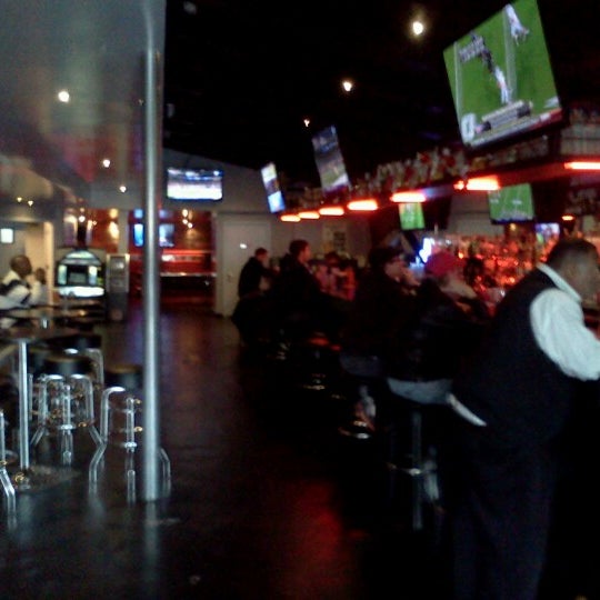Foto tirada no(a) Halftime Sports Bar por sean b. em 12/2/2012