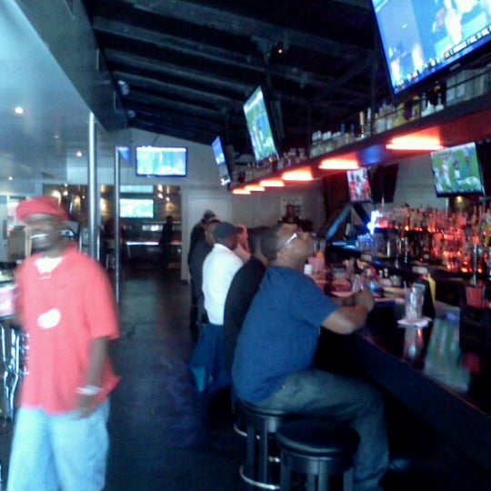 รูปภาพถ่ายที่ Halftime Sports Bar โดย sean b. เมื่อ 11/11/2012