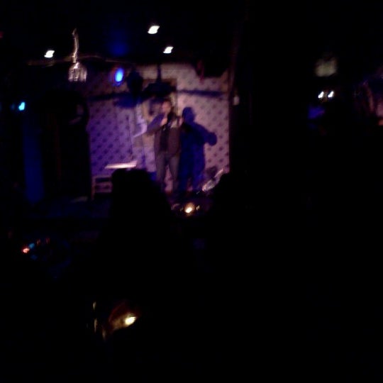 Foto diambil di the Layover Music Bar &amp; Lounge oleh sean b. pada 12/19/2012