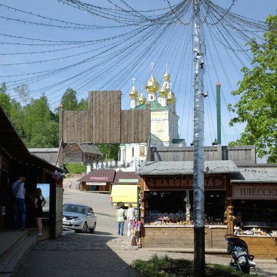 Торговые ряды xix в плес. Торговая площадь плес. Торговая площадь плес. Плёс площадь города. Плес торговые ряды.