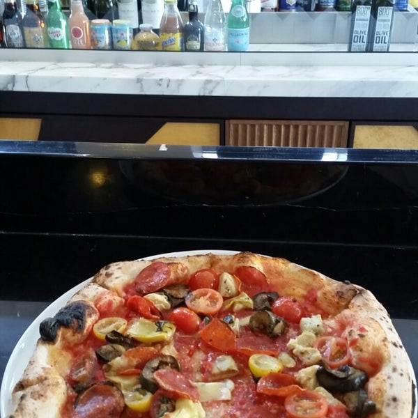 Foto diambil di 800 Degrees Neapolitan Pizzeria oleh Sootlace T. pada 11/14/2014