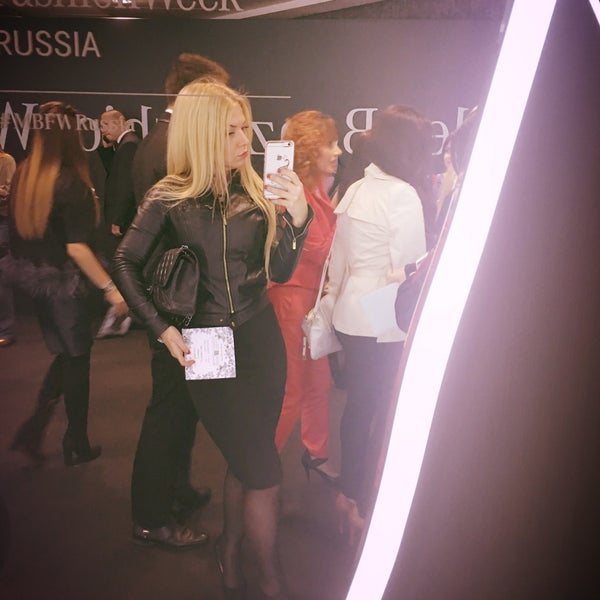Das Foto wurde bei Mercedes-Benz Fashion Week Russia von S.👠 .. am 10/17/2016 aufgenommen