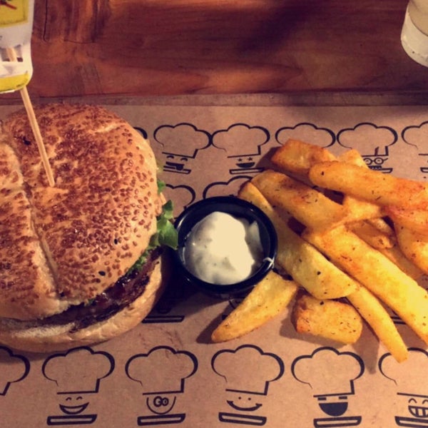 Photo prise au Şef&#39;s Burger par Ozan Y. le12/30/2016