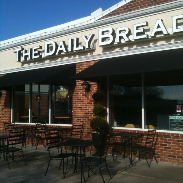 Foto scattata a The Daily Bread Bakery &amp; Cafe da JULIE . il 3/18/2013