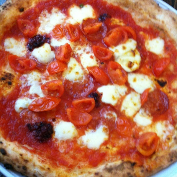 Foto tirada no(a) Pizzeria O&#39; Vesuvio Napoletana Forno Legna por Maria .. em 4/8/2013