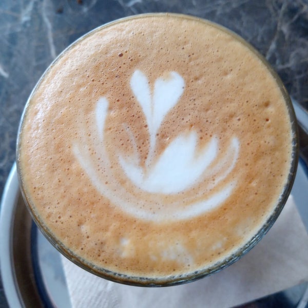 Das Foto wurde bei Two Cups Coffee von Kutay K. am 4/21/2019 aufgenommen