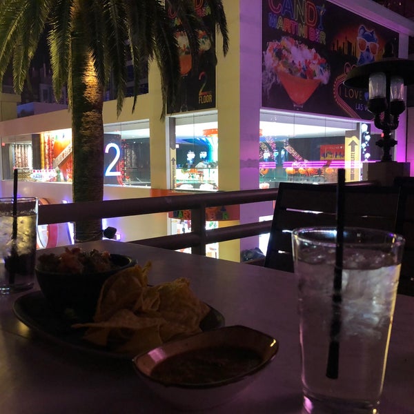 รูปภาพถ่ายที่ Chayo Mexican Kitchen + Tequila Bar โดย Jeff K. เมื่อ 10/3/2020