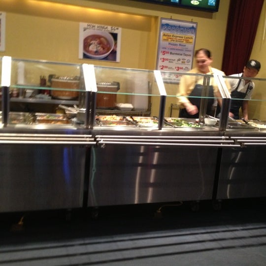 Foto scattata a Sapphire Asian Cuisine &amp; Lounge da Ryan W. il 11/5/2012