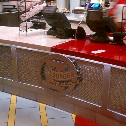 9/30/2012 tarihinde Marriopziyaretçi tarafından Z-Burger'de çekilen fotoğraf