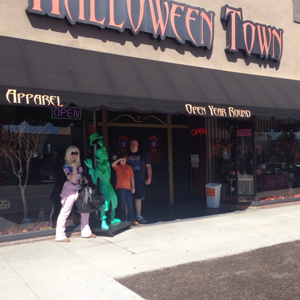 รูปภาพถ่ายที่ Halloween Town โดย Shirley F. เมื่อ 10/4/2014