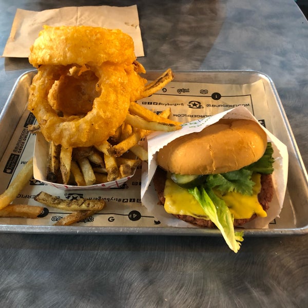 Foto scattata a BurgerFi da Christopher M. il 2/27/2018