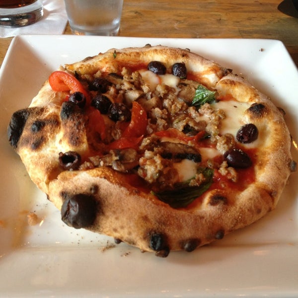 5/24/2013 tarihinde Ryan S.ziyaretçi tarafından Tutta Bella Neapolitan Pizzeria'de çekilen fotoğraf