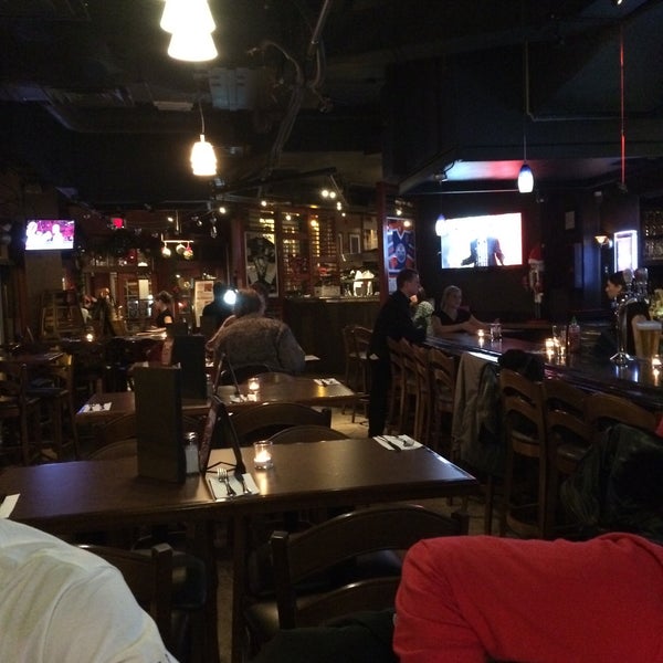 Photo prise au Casey&#39;s Grill Bar Mont-Tremblant par Ken S. le12/22/2014