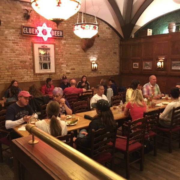 6/22/2017 tarihinde Ken S.ziyaretçi tarafından Gluek&#39;s Restaurant &amp; Bar'de çekilen fotoğraf