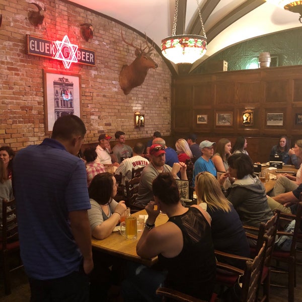 Foto scattata a Gluek&#39;s Restaurant &amp; Bar da Ken S. il 6/21/2018