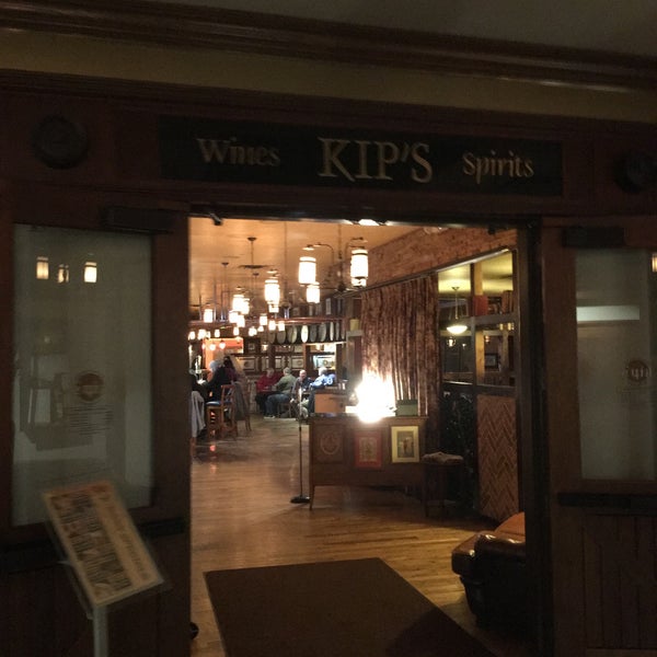 Foto diambil di Kip’s Authentic Irish Pub &amp; Restaurant oleh Ken S. pada 1/27/2017