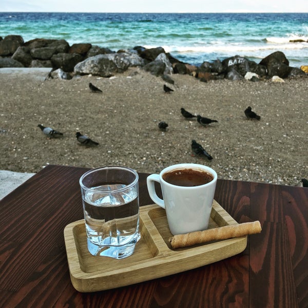Das Foto wurde bei Uğur Tobacco &amp; Cafe Beach von Hakan A. am 10/6/2016 aufgenommen