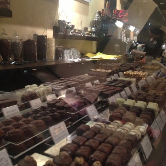 11/18/2012 tarihinde Valerie B.ziyaretçi tarafından Chocolat Michel Cluizel'de çekilen fotoğraf