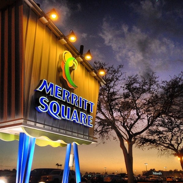 11/29/2013にPaigeがMerritt Square Mallで撮った写真