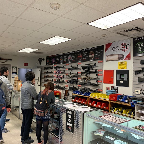 Foto scattata a The Gun Store da ukstudio il 11/30/2018