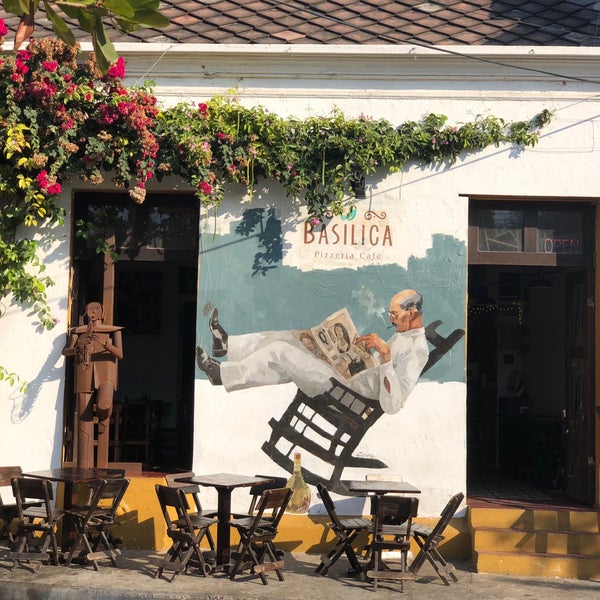 Das Foto wurde bei Basilica Pizzería Café von Chip T. am 3/4/2018 aufgenommen