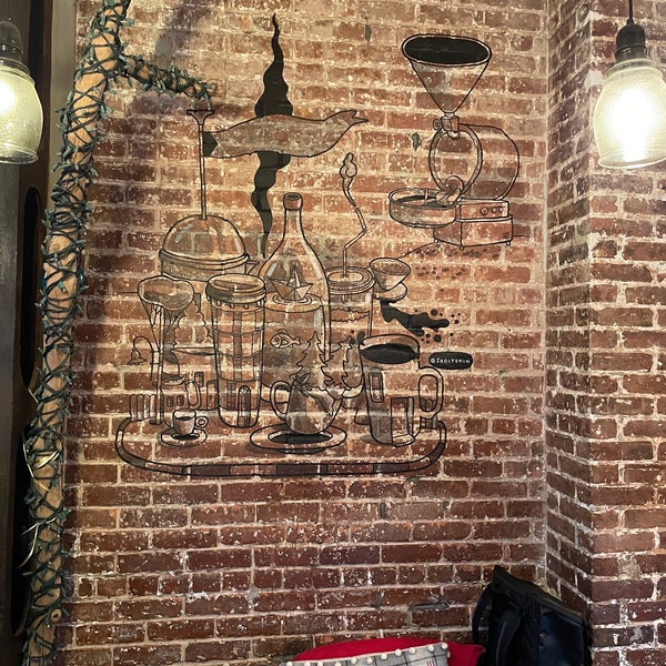 Foto diambil di The Lazy Llama Coffee Bar oleh Chip T. pada 12/12/2021