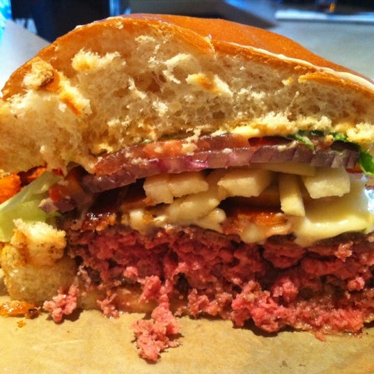 Foto tomada en Rockit Burger Bar  por Anthony M. el 10/3/2012