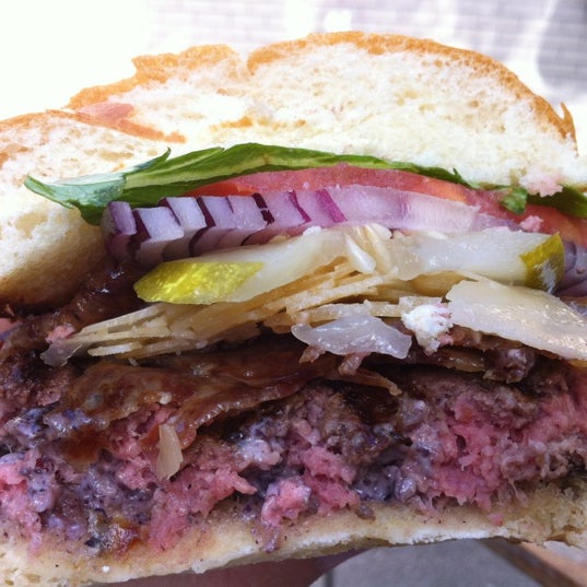 รูปภาพถ่ายที่ Rockit Burger Bar โดย Anthony M. เมื่อ 9/20/2012