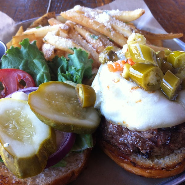 5/8/2013 tarihinde Anthony M.ziyaretçi tarafından Rockit Burger Bar'de çekilen fotoğraf