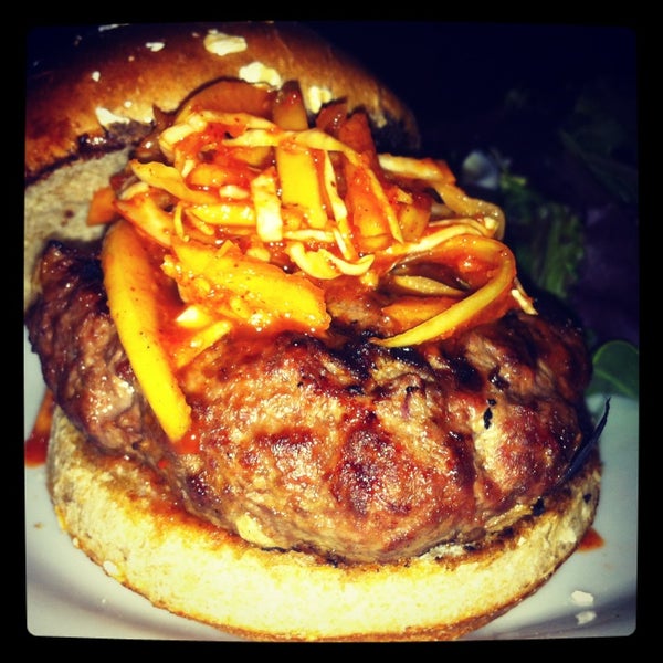 1/11/2013에 Anthony M.님이 Rockit Burger Bar에서 찍은 사진