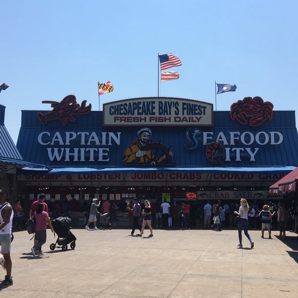 รูปภาพถ่ายที่ Captain White&#39;s Seafood โดย Shailesh G. เมื่อ 5/19/2019