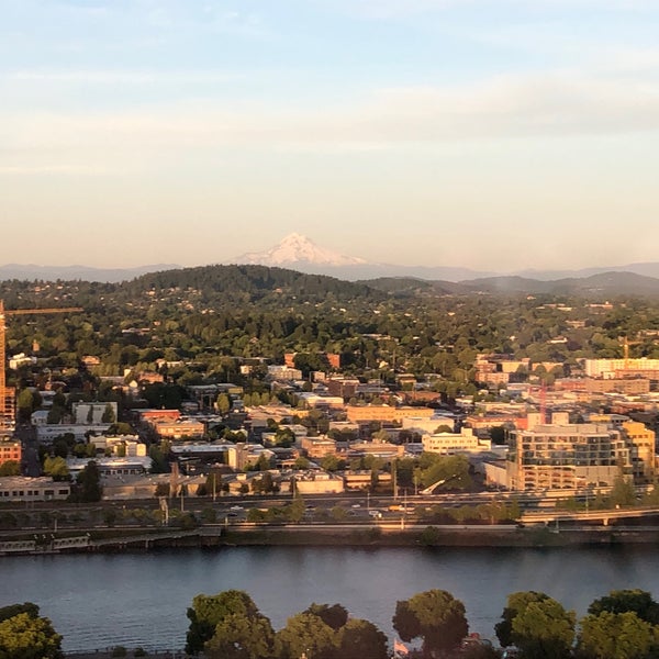 6/2/2019 tarihinde Leah J.ziyaretçi tarafından Portland City Grill'de çekilen fotoğraf