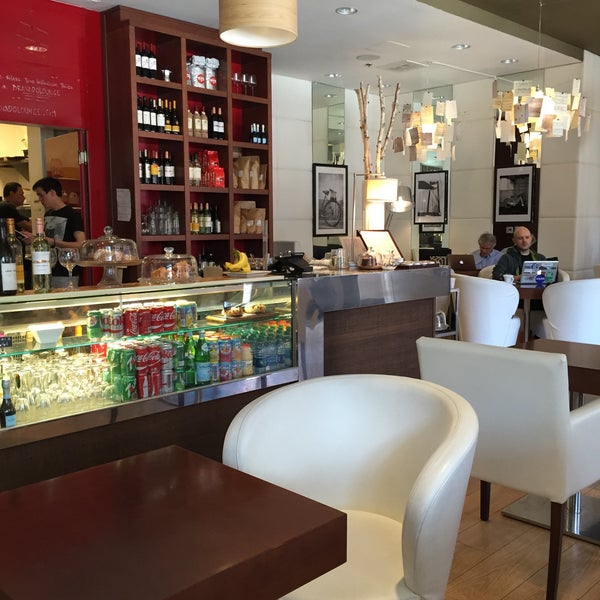 Foto tirada no(a) Bravado, Italian Coffee Bar &amp; Lounge por Kat F. em 3/31/2015